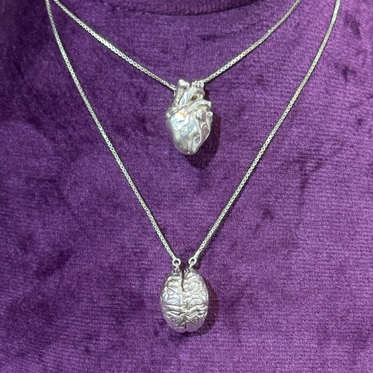 Escapulário Love X Logic