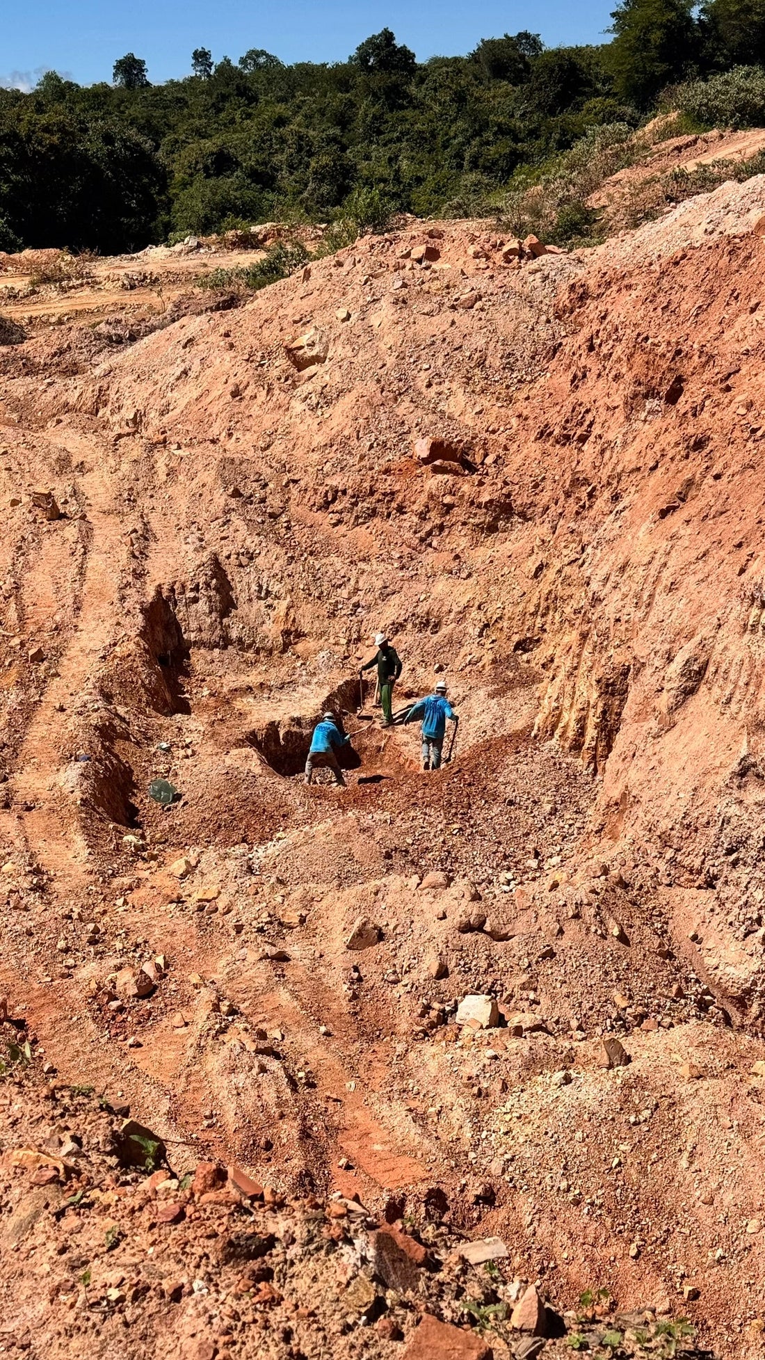 Como se forma uma opala: a geologia por trás da gema mais hipnótica do Brasil