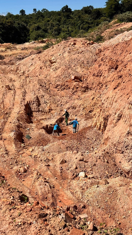 Como se forma uma opala: a geologia por trás da gema mais hipnótica do Brasil