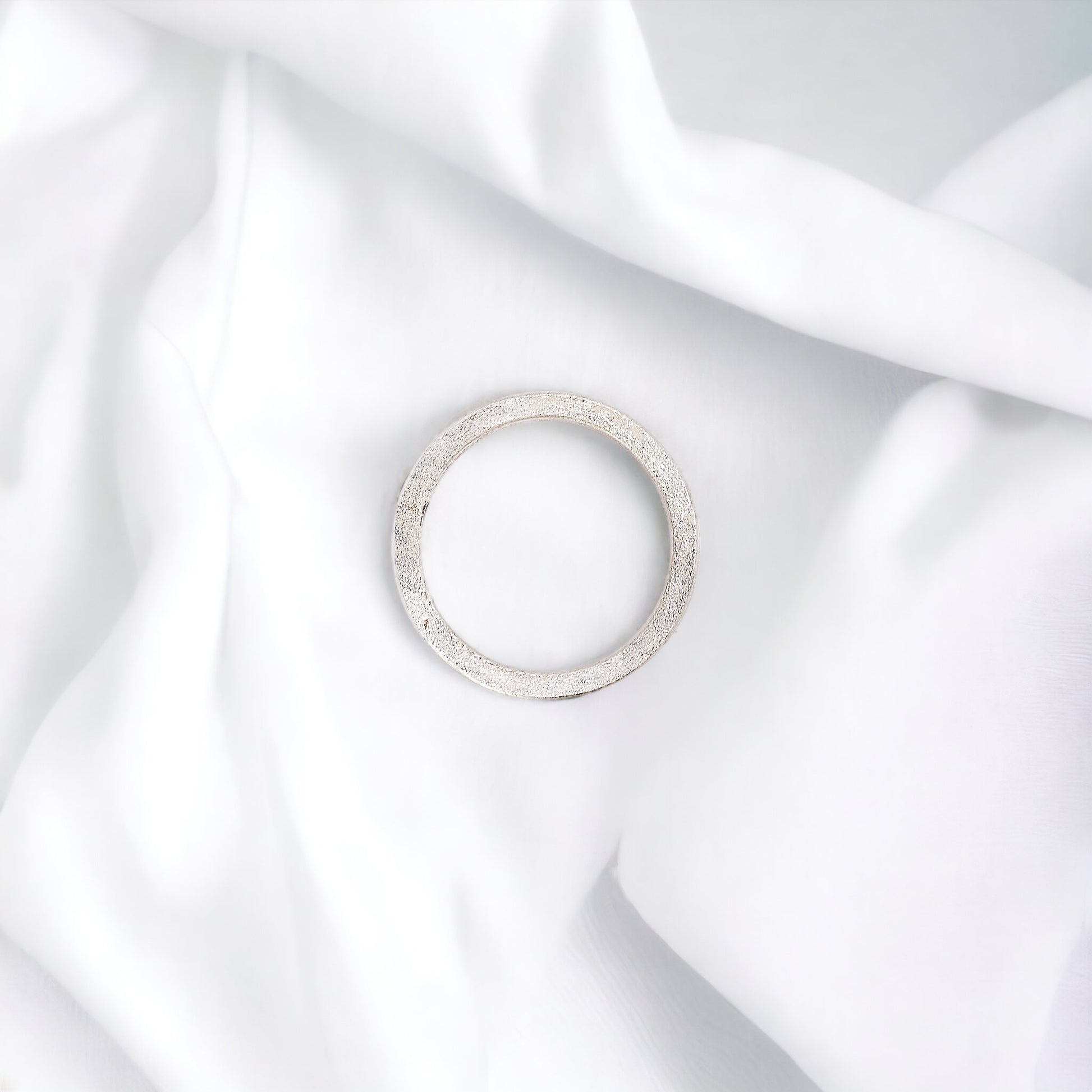 Aliança Diamantada acabamento facetado prata 950 ouro 18k – Fortes Jewellery