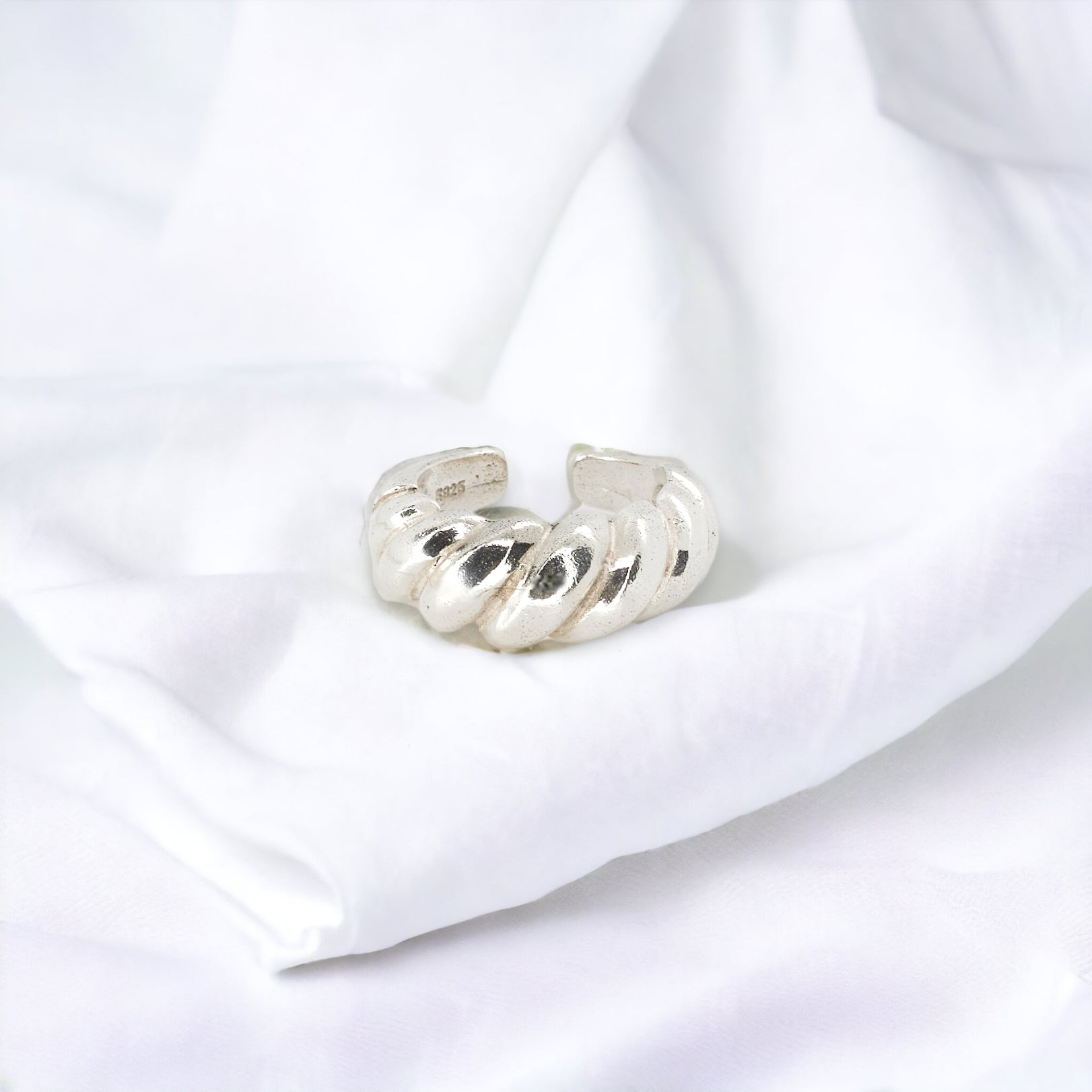 Anel Twirl espiral prata 980 stacking – Fortes Jewellery