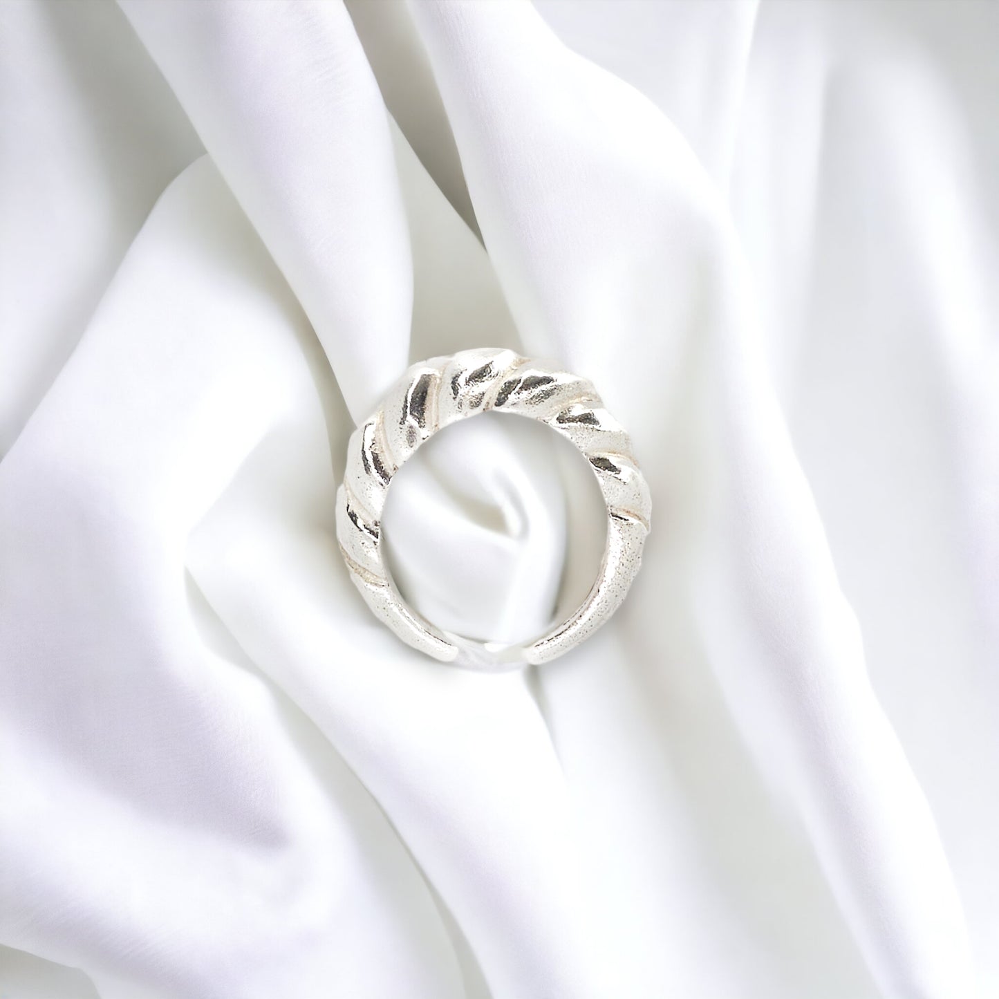 Anel Twirl espiral prata 980 stacking – Fortes Jewellery